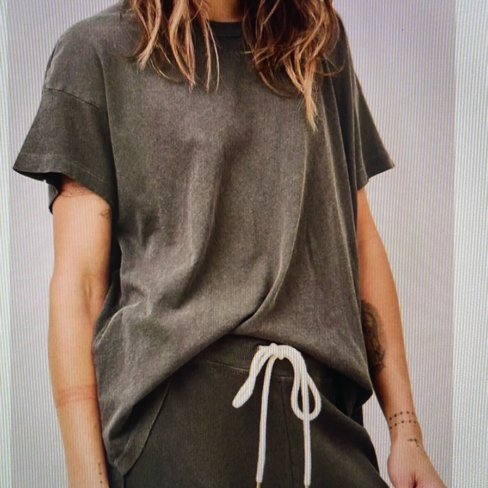 THE GREAT. Shirttail Tee short sleeve tshirt in washed black. Size 3.